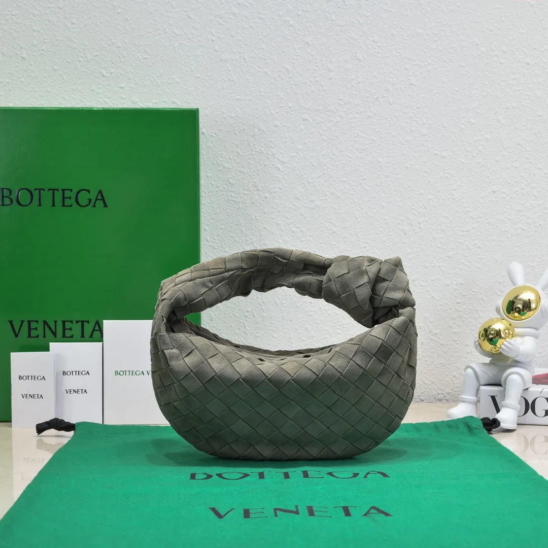Batch 1120 B's new model 🔥 Jodie (suede) clutch bag. She will be hungry when she sees it. The designer's unique design inspiration is full of fun. It is made of imported suede inside and outside, with a soft hanging shape. It is matched with new elements of kink to give people an unforgettable impression. It can not only be concave in shape, but also has a small capacity and can be used daily. It is unique and has a noble and elegant temperament. Carry it at the forefront of the trend and size. 23*28*8cm model: 6699-1# frosted leather